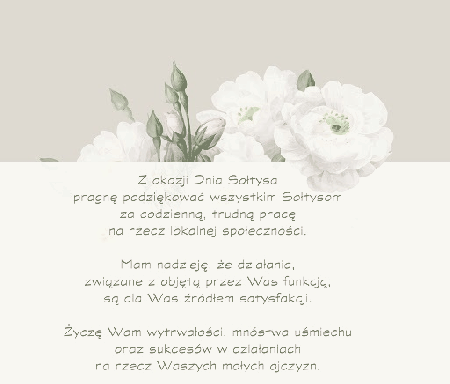 Białe kwiaty z życzeniami na dzień sołtysa